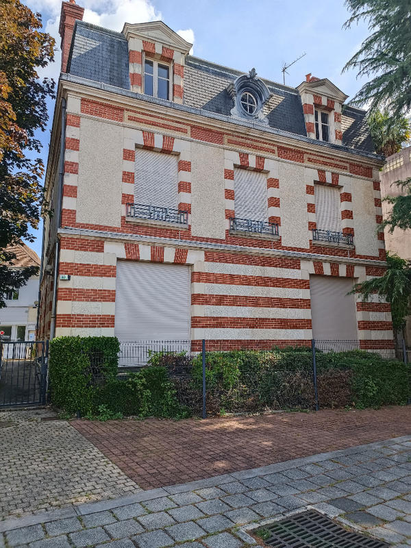 Maison - 397 m² - 16 pièces