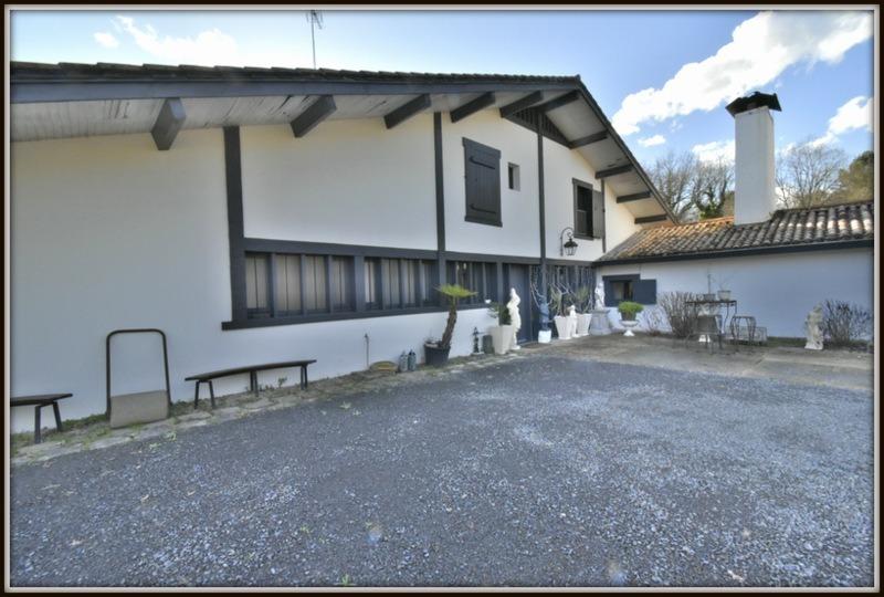 Maison - 266 m² - 9 pièces