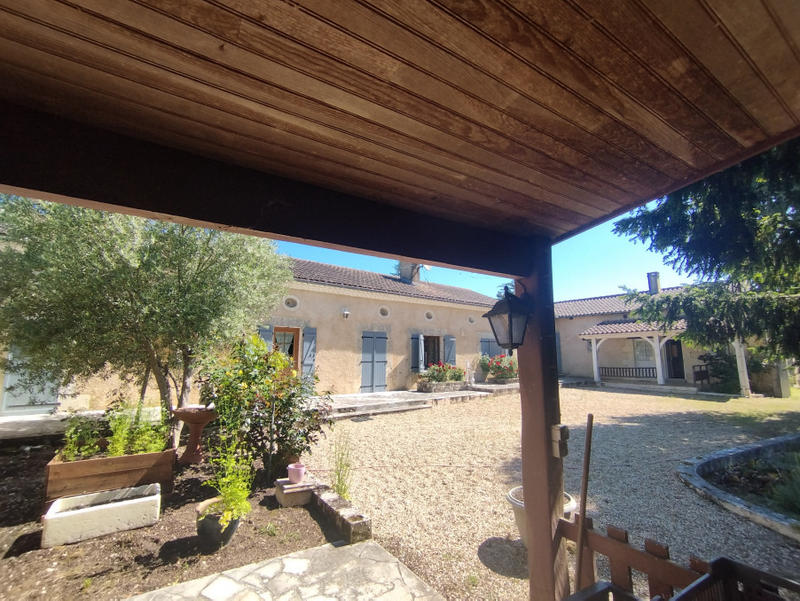 Maison - 234 m² - 8 pièces