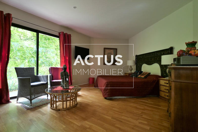 Maison - 210 m² - 7 pièces