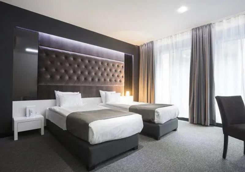 Local commercial - 3 500 m² - 72 pièces