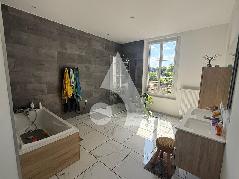 Maison - 215 m² - 6 pièces