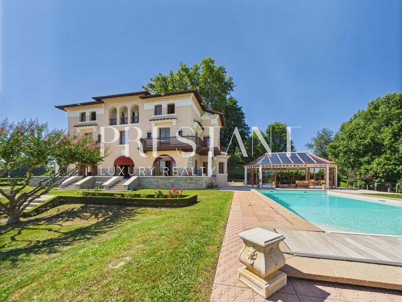 Maison - 470 m² - 15 pièces