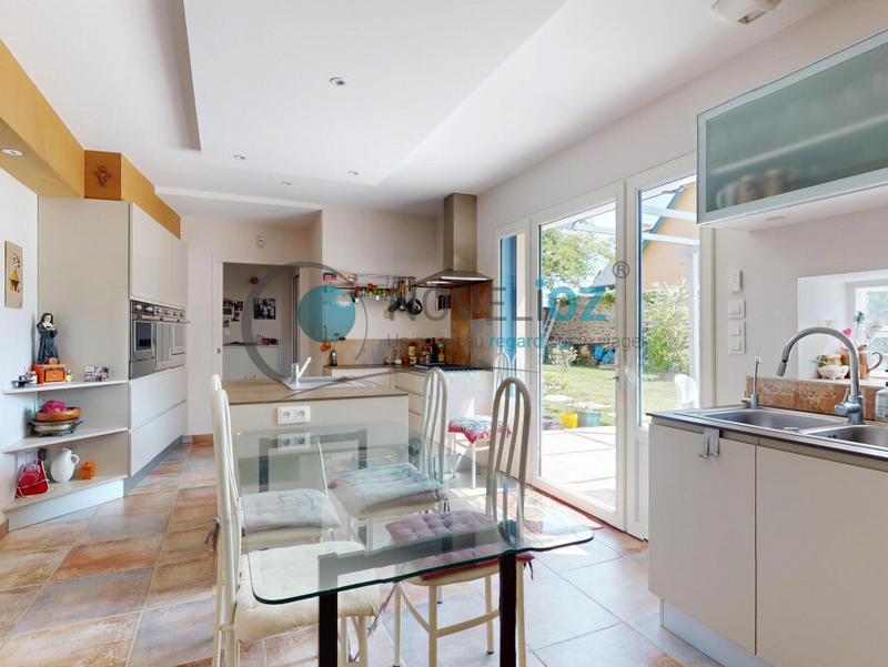 Maison - 225 m² - 9 pièces