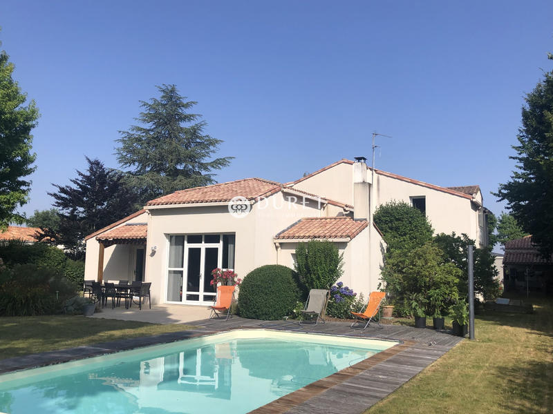 Maison traditionnelle - 221 m² - 7 pièces