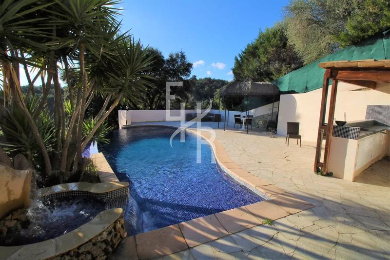 Maison - 220 m² - 8 pièces