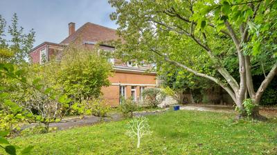 Maison - 270 m² - 8 pièces