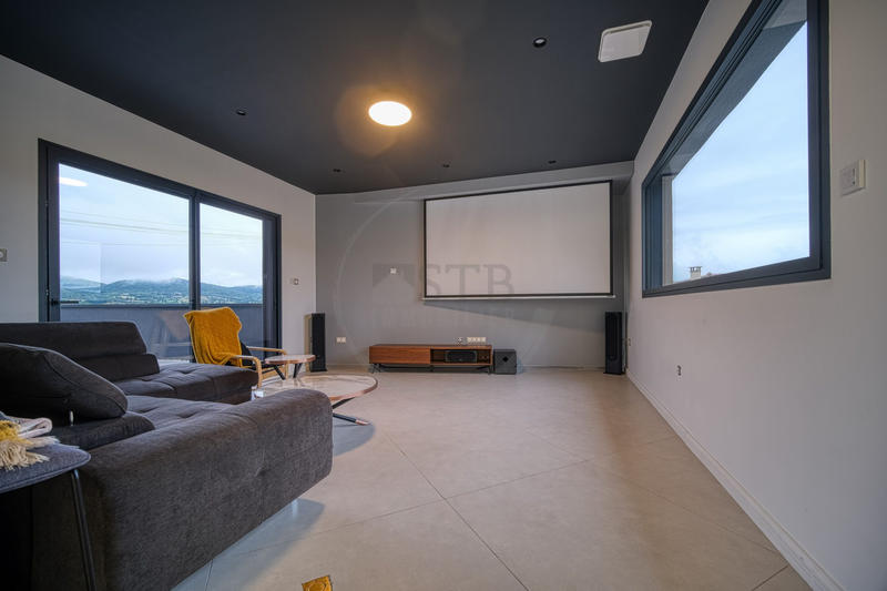 Maison - 284 m² - 6 pièces