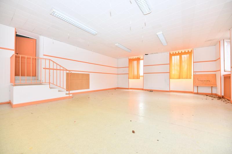 Maison - 1 100 m² - 30 pièces