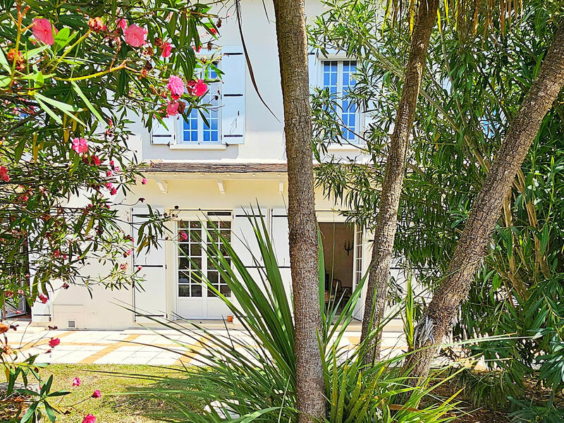 Maison - 204 m² - 8 pièces