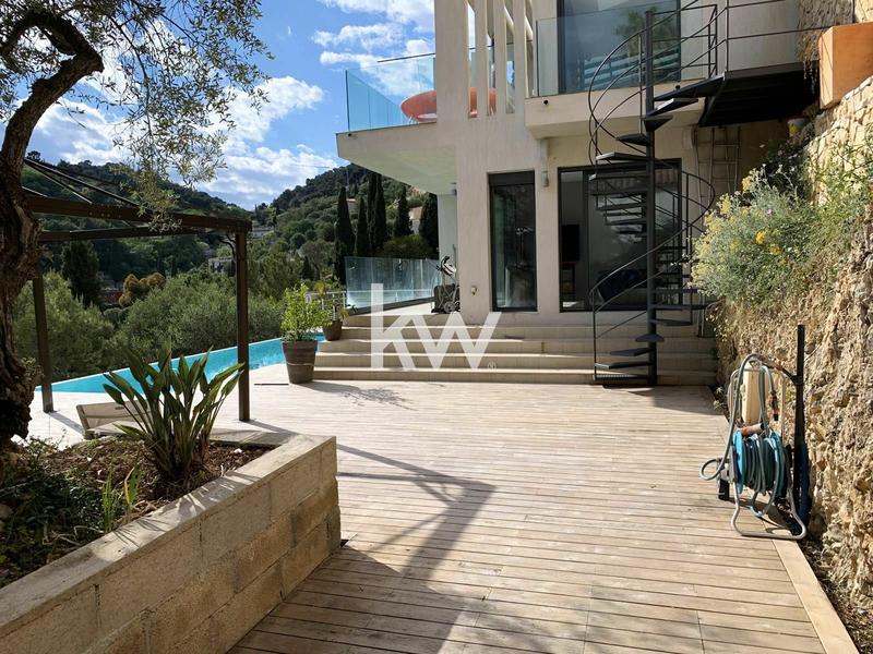 Maison - 216 m² - 6 pièces