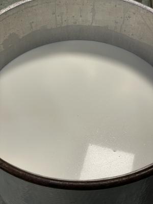 Démonstration de fabrication de fromage par un producteur