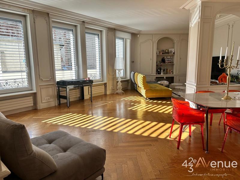 Maison - 330 m² - 8 pièces