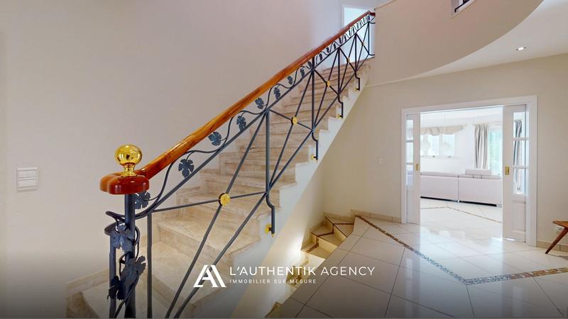 Villa - 366 m² - 8 pièces