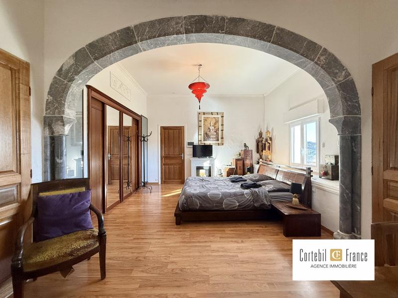 Maison - 512 m² - 11 pièces