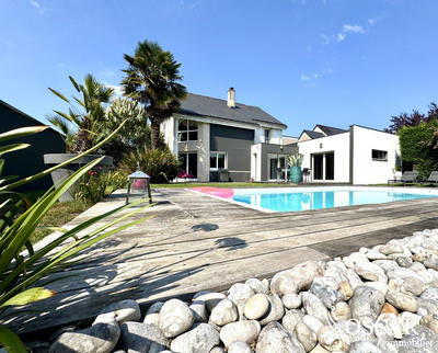 Maison - 201 m² - 7 pièces