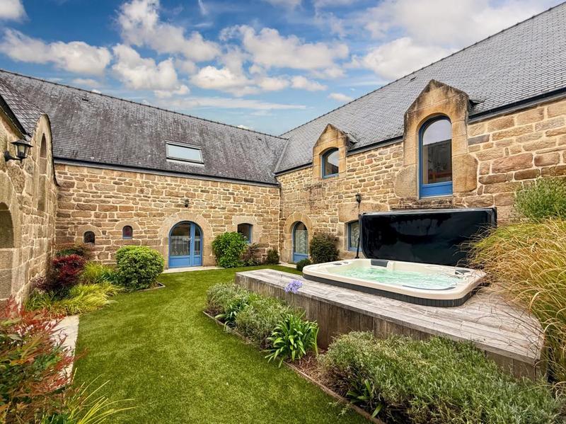 Maison en pierre - 377 m² - 10 pièces