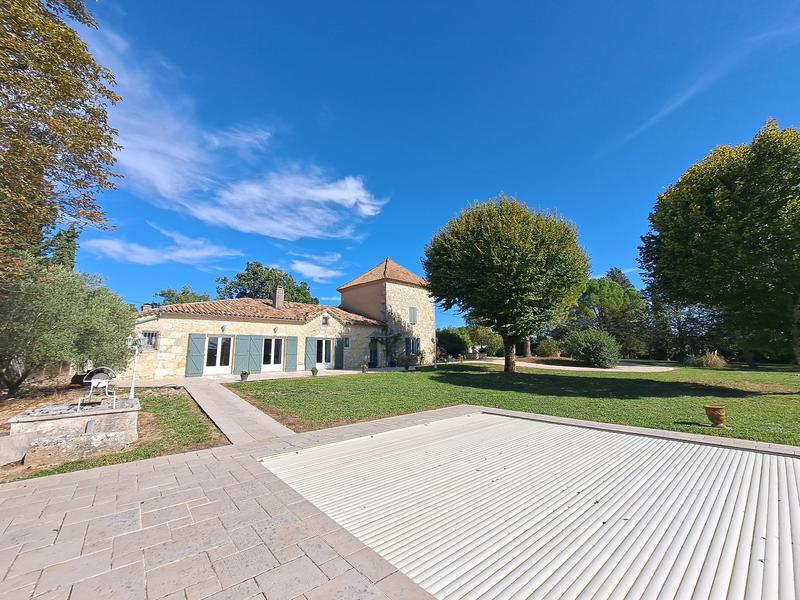 Maison - 250 m² - 6 pièces