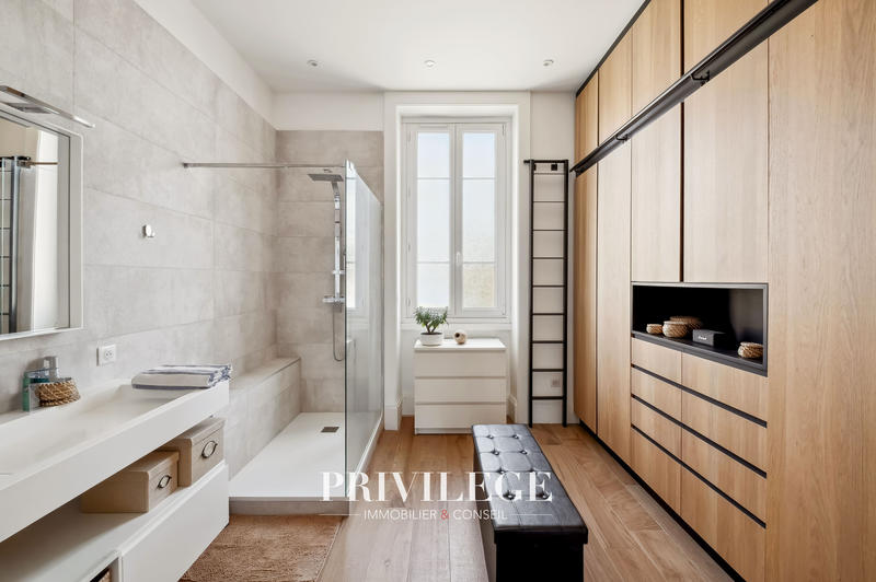 Maison - 250 m² - 8 pièces