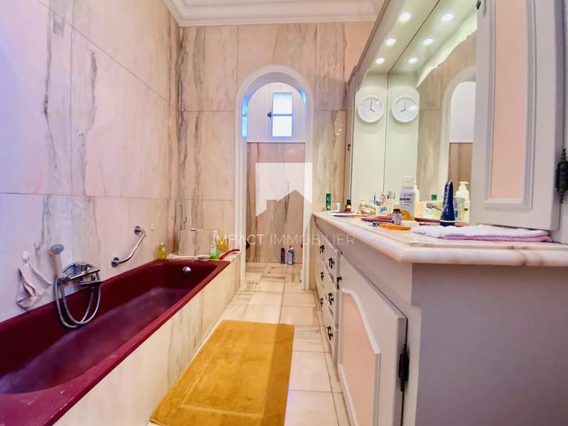 Maison - 200 m² - 6 pièces