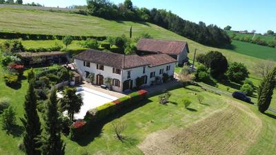 Maison - 220 m² - 6 pièces