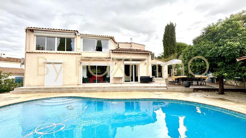 Maison - 230 m² - 6 pièces