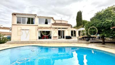 Maison - 230 m² - 6 pièces