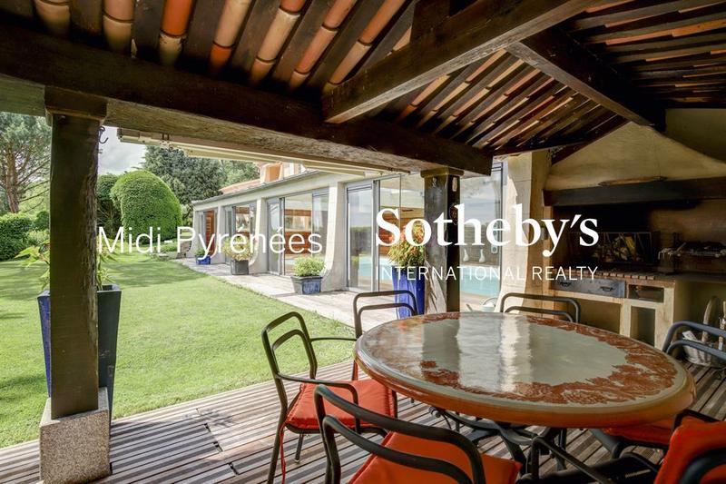 Maison - 355 m² - 10 pièces