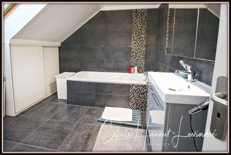 Maison - 202 m² - 9 pièces