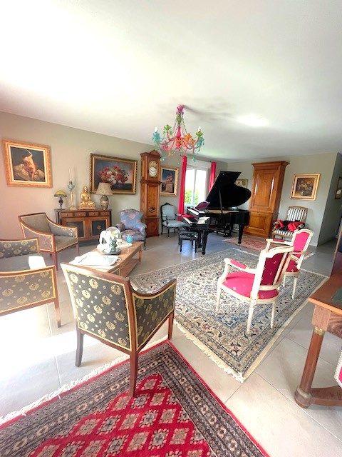 Maison - 222 m² - 7 pièces