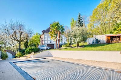 Maison - 200 m² - 8 pièces