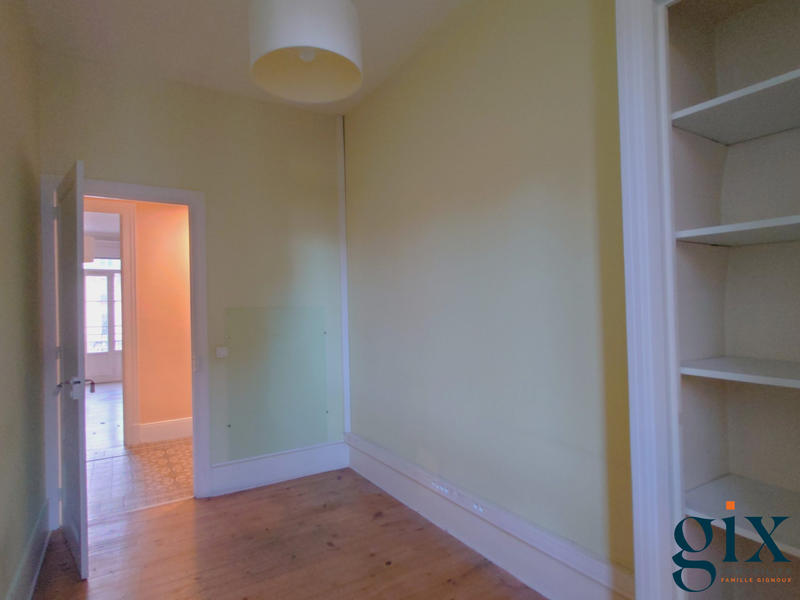 Appartement - 255 m² - 10 pièces