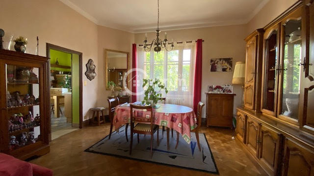 Maison - 230 m² - 8 pièces