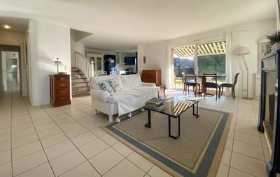 Maison traditionnelle - 207 m² - 9 pièces