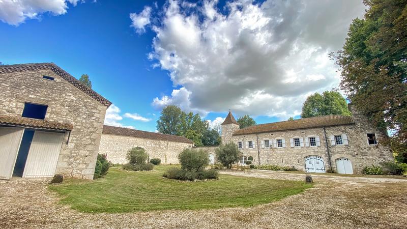 Château - 943 m² - 24 pièces