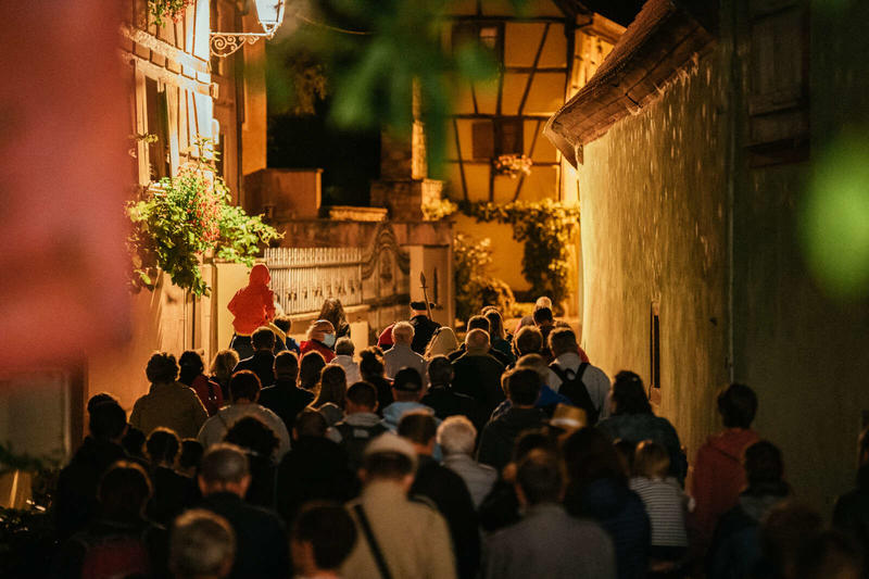 La ronde de l'unique et authentique veilleur de nuit pendant l'Avent