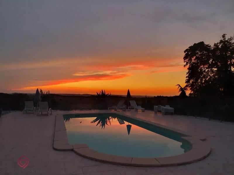 Propriété - 575 m² - 30 pièces