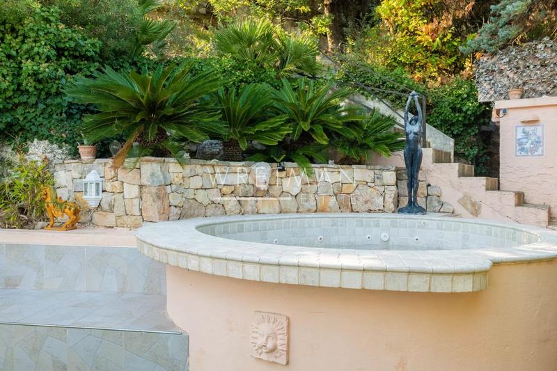 Villa - 318 m² - 13 pièces