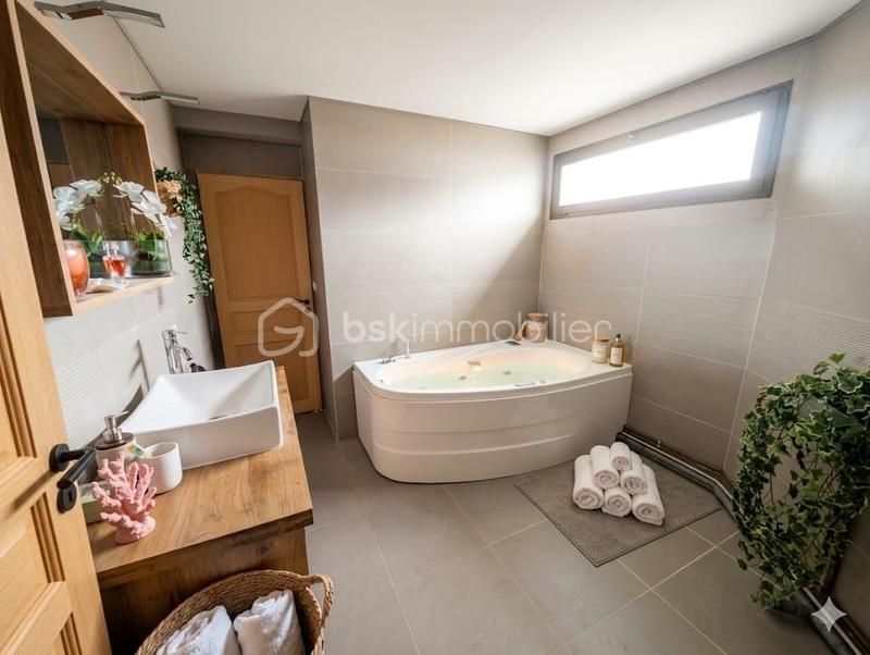 Demeure - 165 m² - 8 pièces