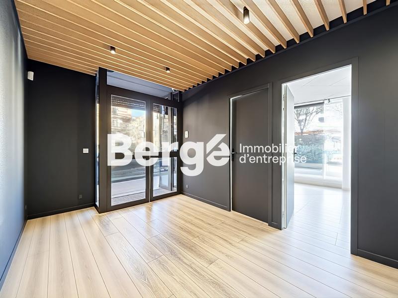 Local commercial - 147 m² - 8 pièces