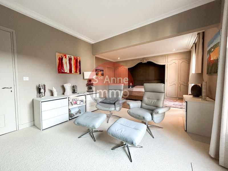 Maison - 280 m² - 9 pièces