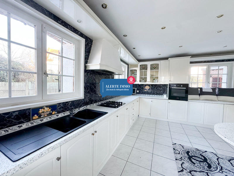 Maison - 203 m² - 5 pièces