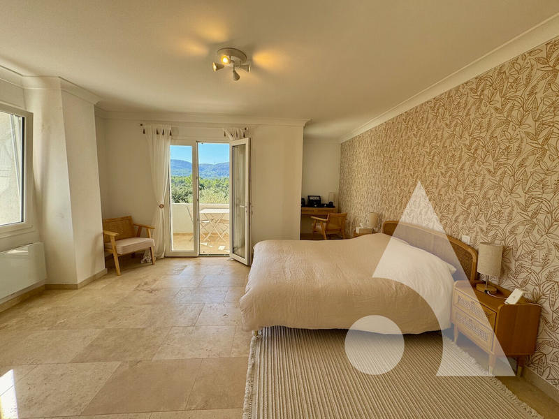 Maison - 350 m² - 12 pièces