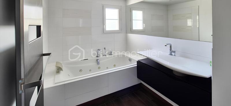 Demeure - 268 m² - 9 pièces