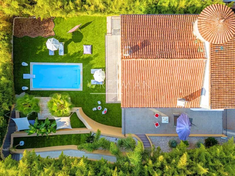 Maison - 200 m² - 6 pièces