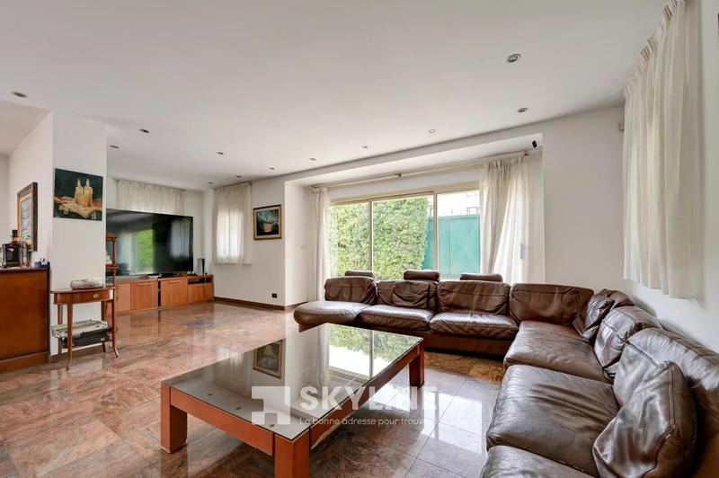 Villa - 285 m² - 9 pièces