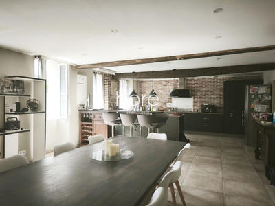 Maison - 255 m² - 8 pièces