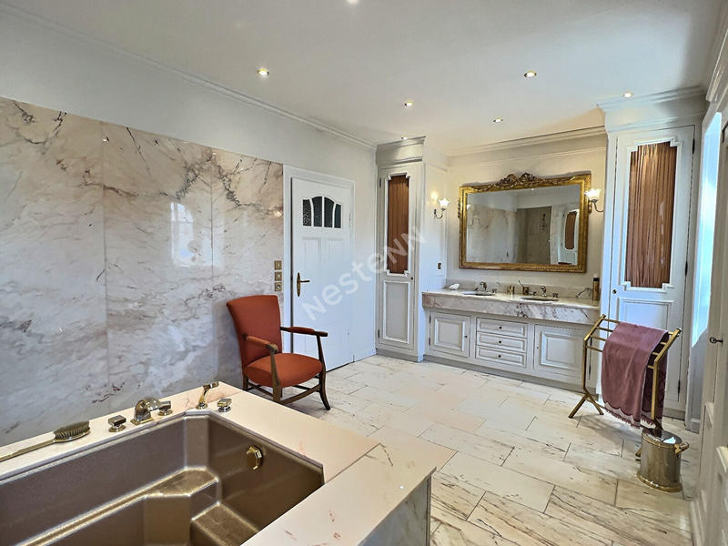 Maison - 258 m² - 8 pièces