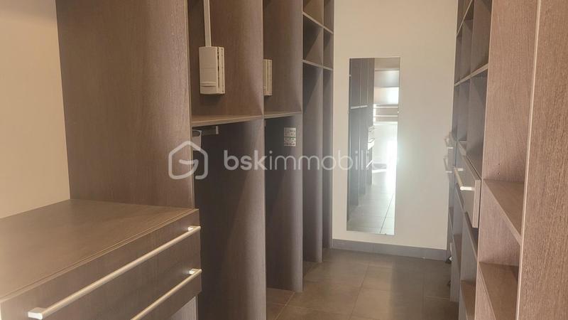 Maison - 246 m² - 7 pièces