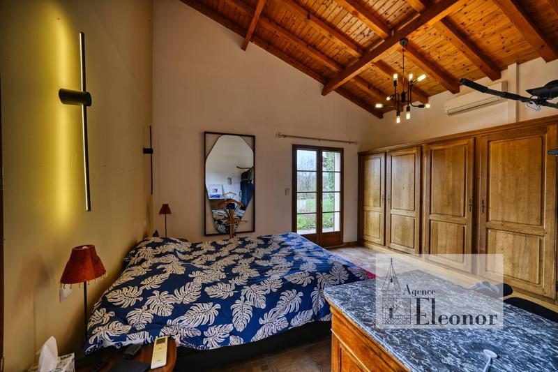 Maison traditionnelle - 477 m² - 23 pièces